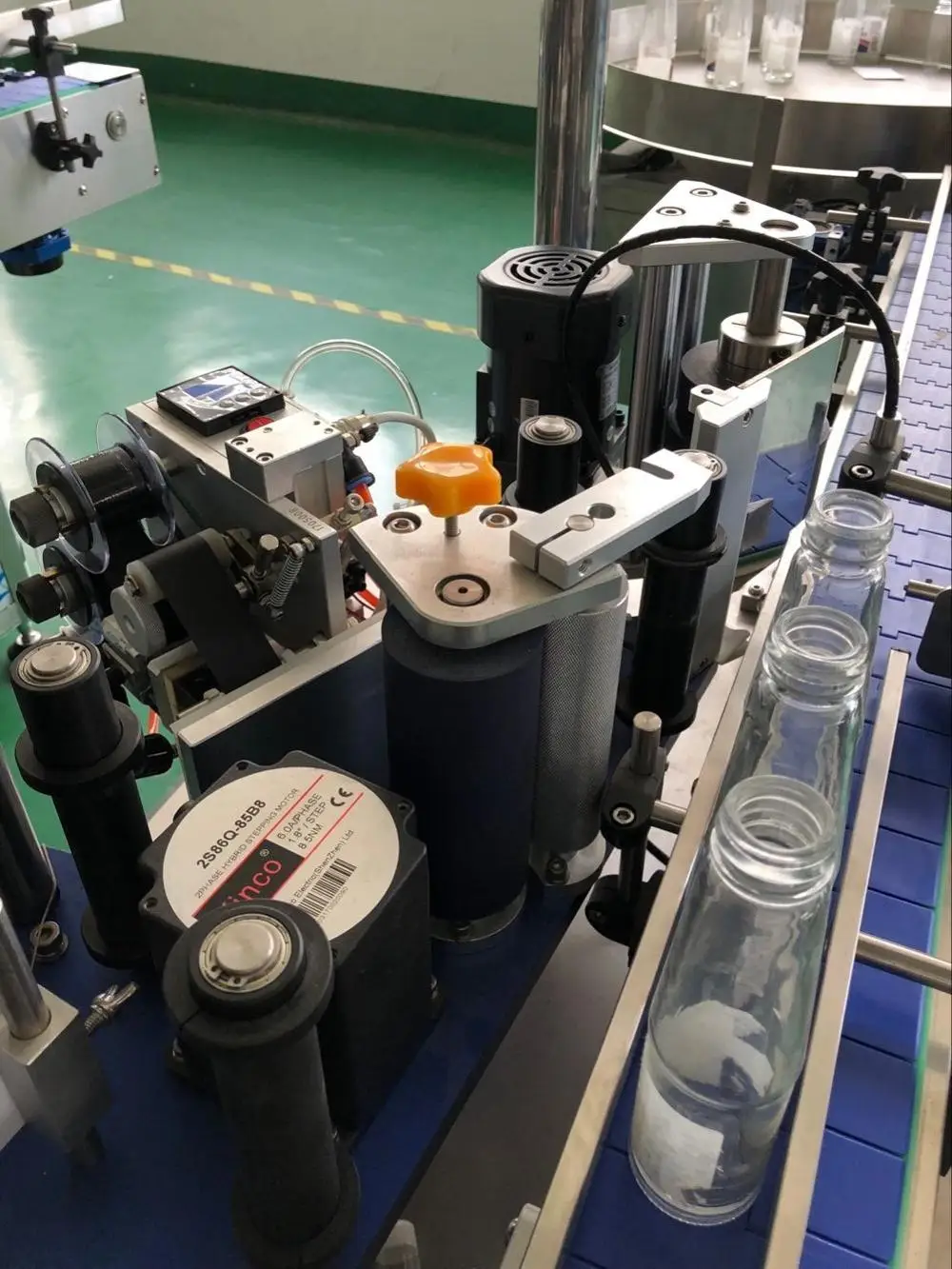 Автоматическая машина для маркировки круглых бутылок