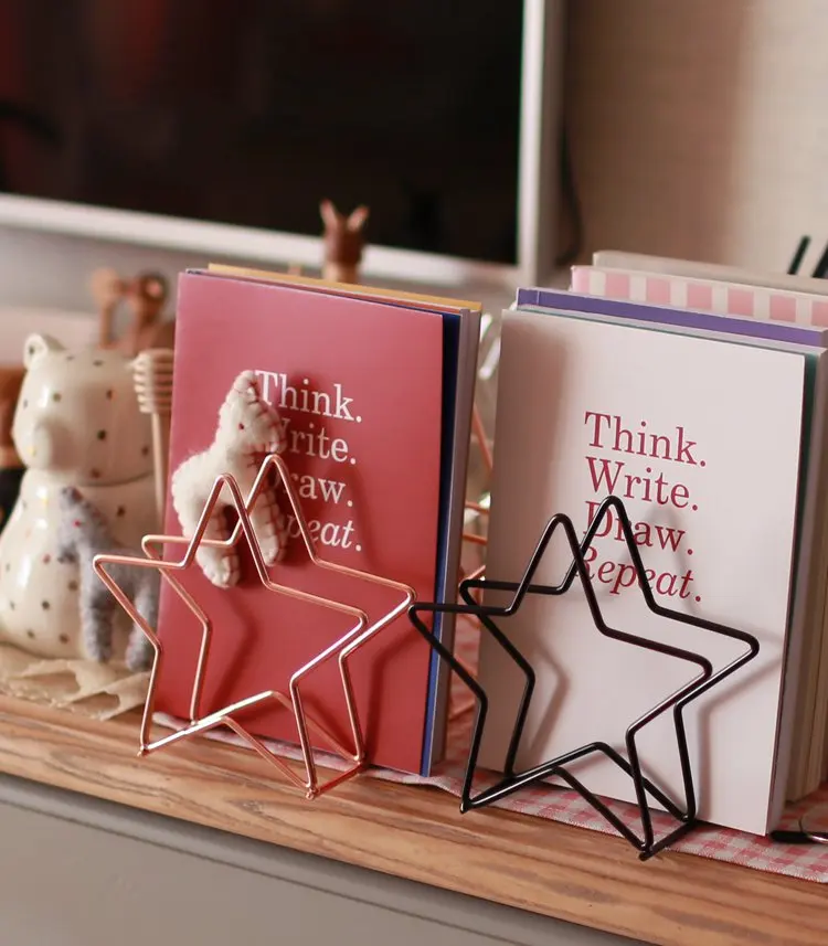 Металлический органайзер для книг в форме