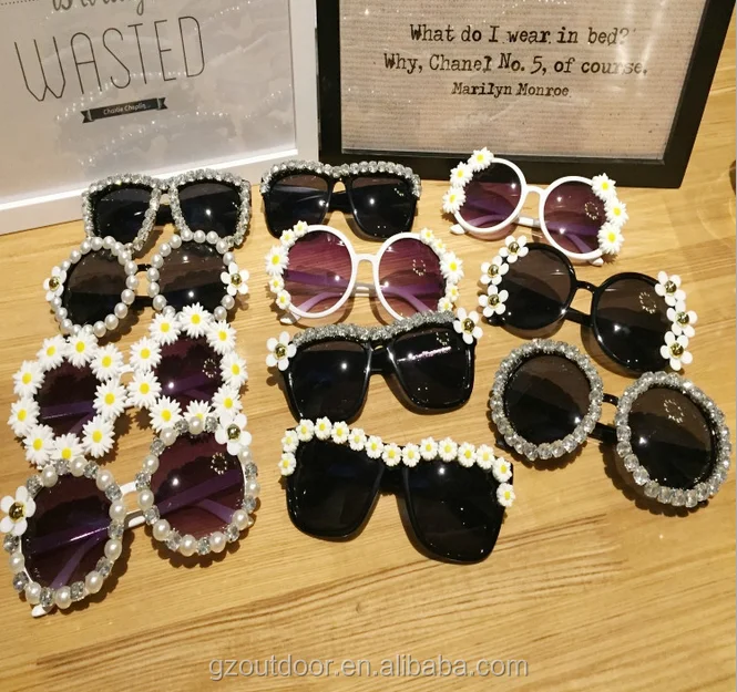 Wholesale 2017 New style Flower Rhinestone Decoration sunglasses, Women  Vintage round ,cheap beach travel eyewear sun shades From m.