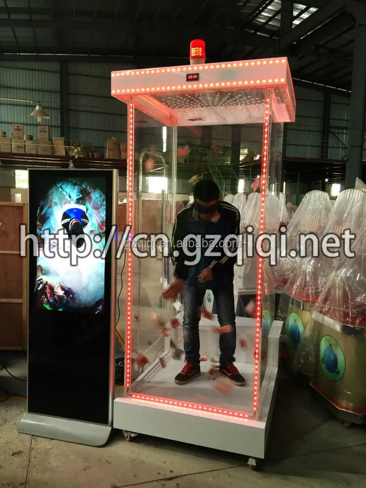 Денежная машина для человеческого Стоя внутри и захвата денег