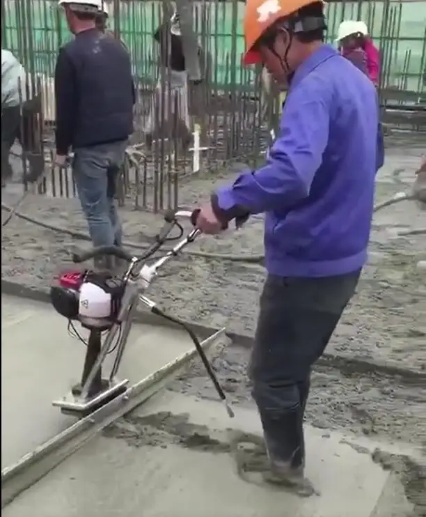 生コン均し機 振動仕上げガソリン式床均し機コンクリートパワースクリード（ホンダ