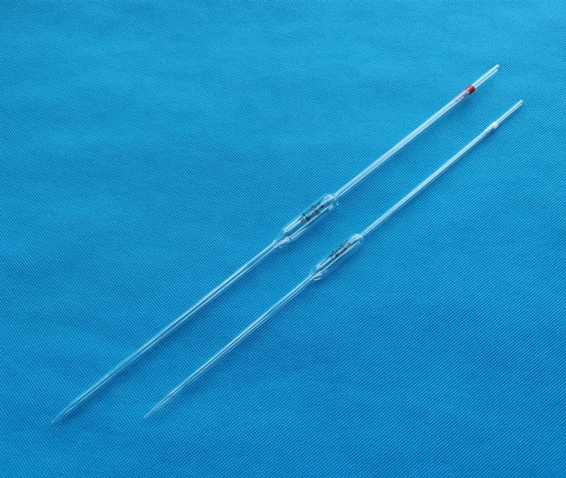 1毫升 100毫升实验室使用一个标记玻璃灯泡移液器进行液体取样