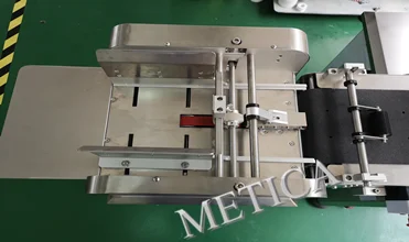 Automatic Label Applicator Machine for Pouches Flat Transparent Film Sticker Paging Labeling Machine with Feeder
