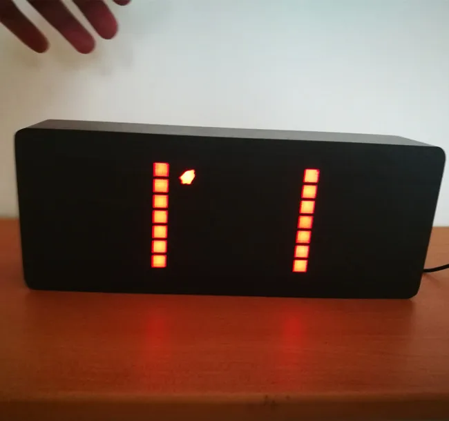 Reloj despertador de escritorio de madera LED matrix con patrón