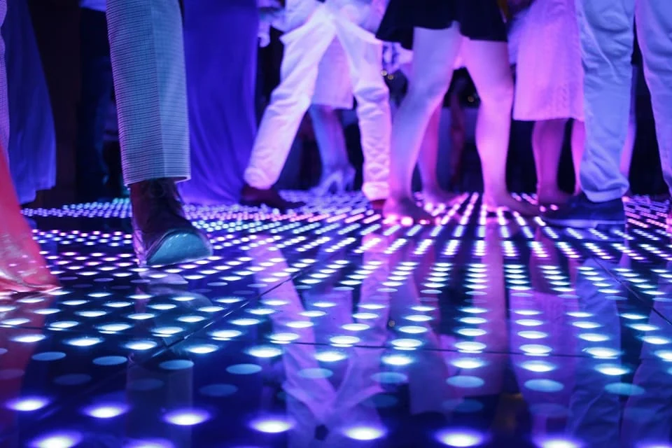Newlightchild dancefloor. Танцпол с подсветкой светодиодной. Концертный пол светящийся. Переносной танцпол. Glowing Dance Floor Tiles.