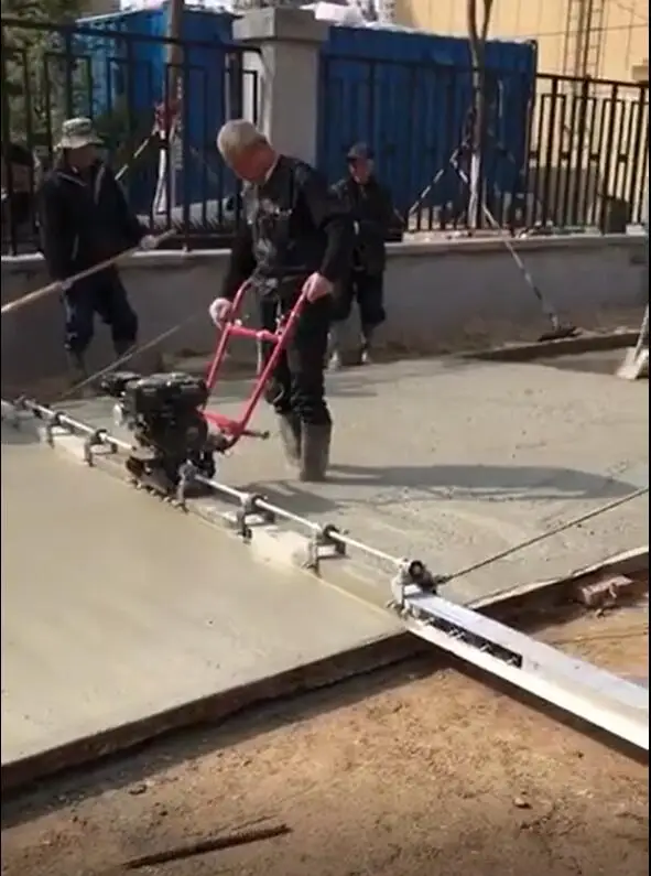 振動仕上げガソリン式床均し機コンクリートパワースクリード（ホンダ