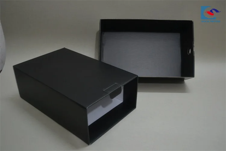 Необычная картонная коробка с черным ящиком для обуви принтом на