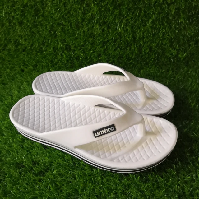 Мужские шлепанцы на плоской подошве