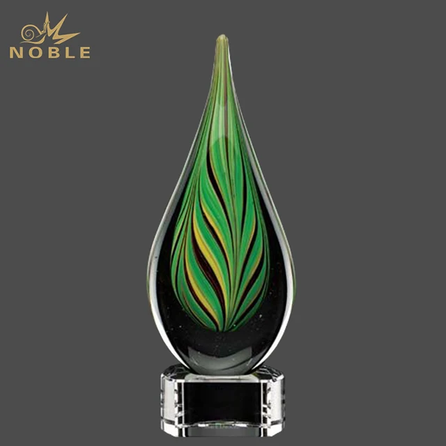 
 Выдувной вручную стеклянный трофей в виде капли на черной основе  