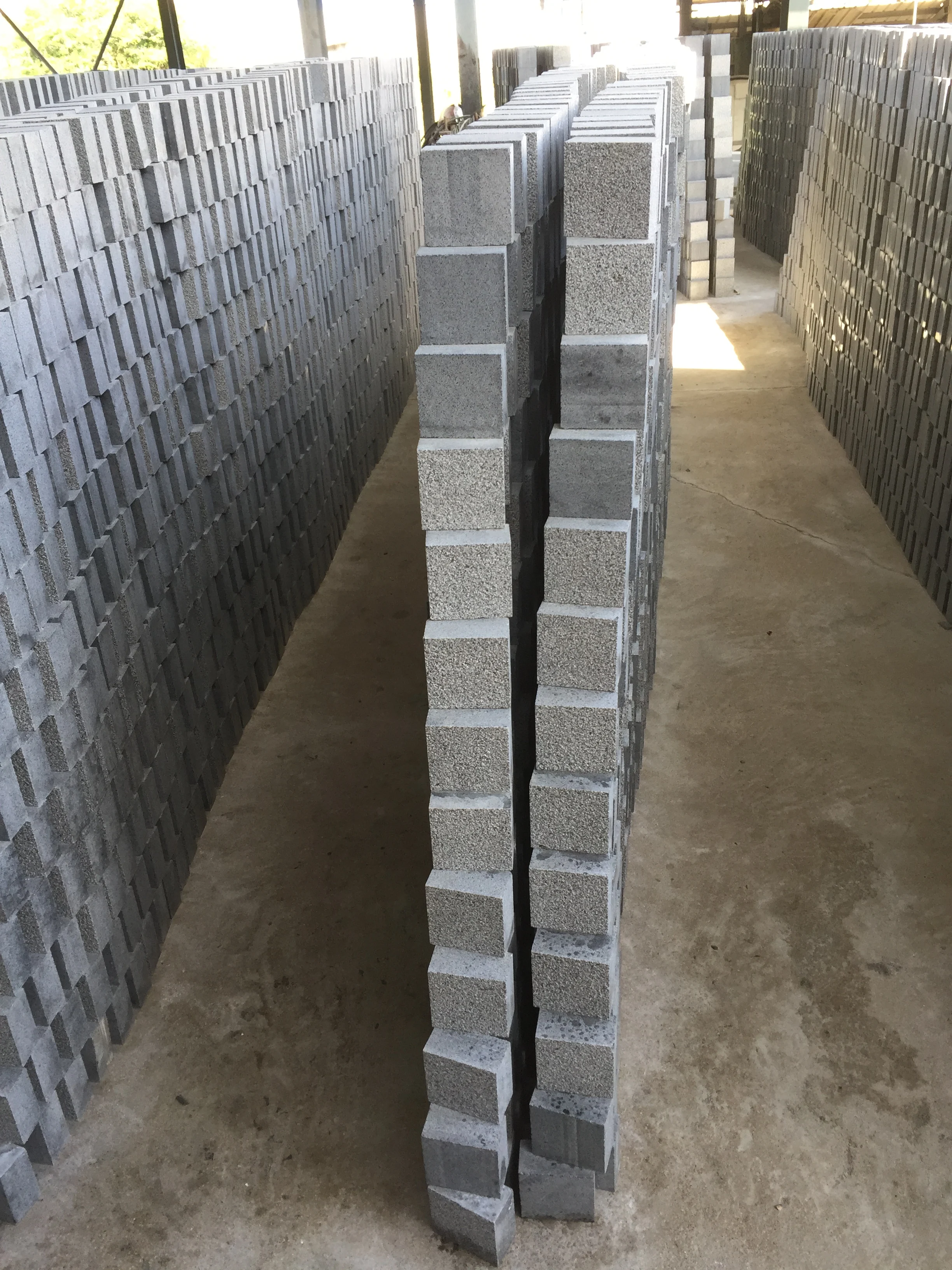 
Темно-серый гранитный камень, мощение, подъездная дорога 