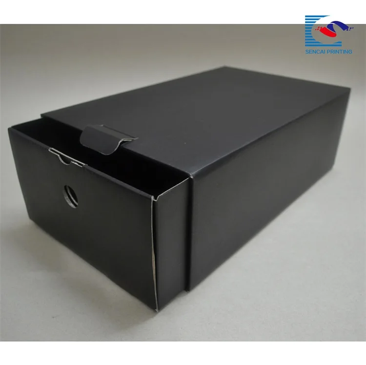 Необычная картонная коробка с черным ящиком для обуви принтом на