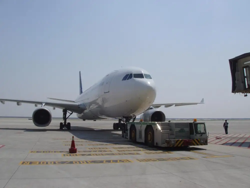 Буксировочный трактор/буксировочный трактор для летательных аппаратов