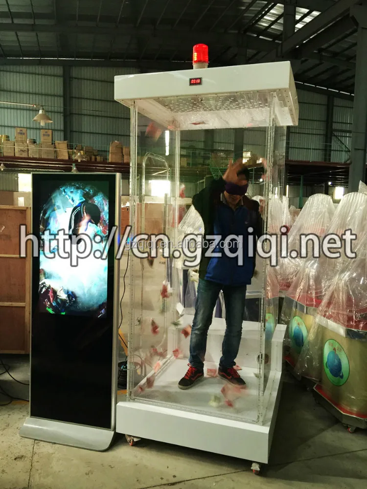 Денежная машина для человеческого Стоя внутри и захвата денег