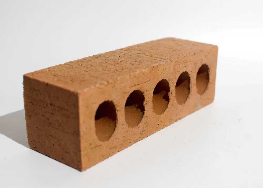 Глиняный кирпич 5 букв. Огнеупорные кирпичи и глиняные блоки. Прессованные глиняные блоки. Блоки из глины для строительства. Строительный блок из глины.