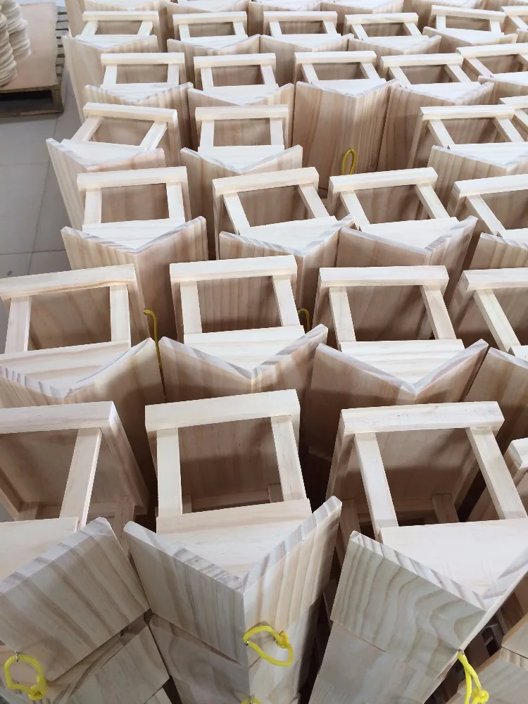 Хорошо сделанный красивый деревянный подвешиваемый домик для птиц