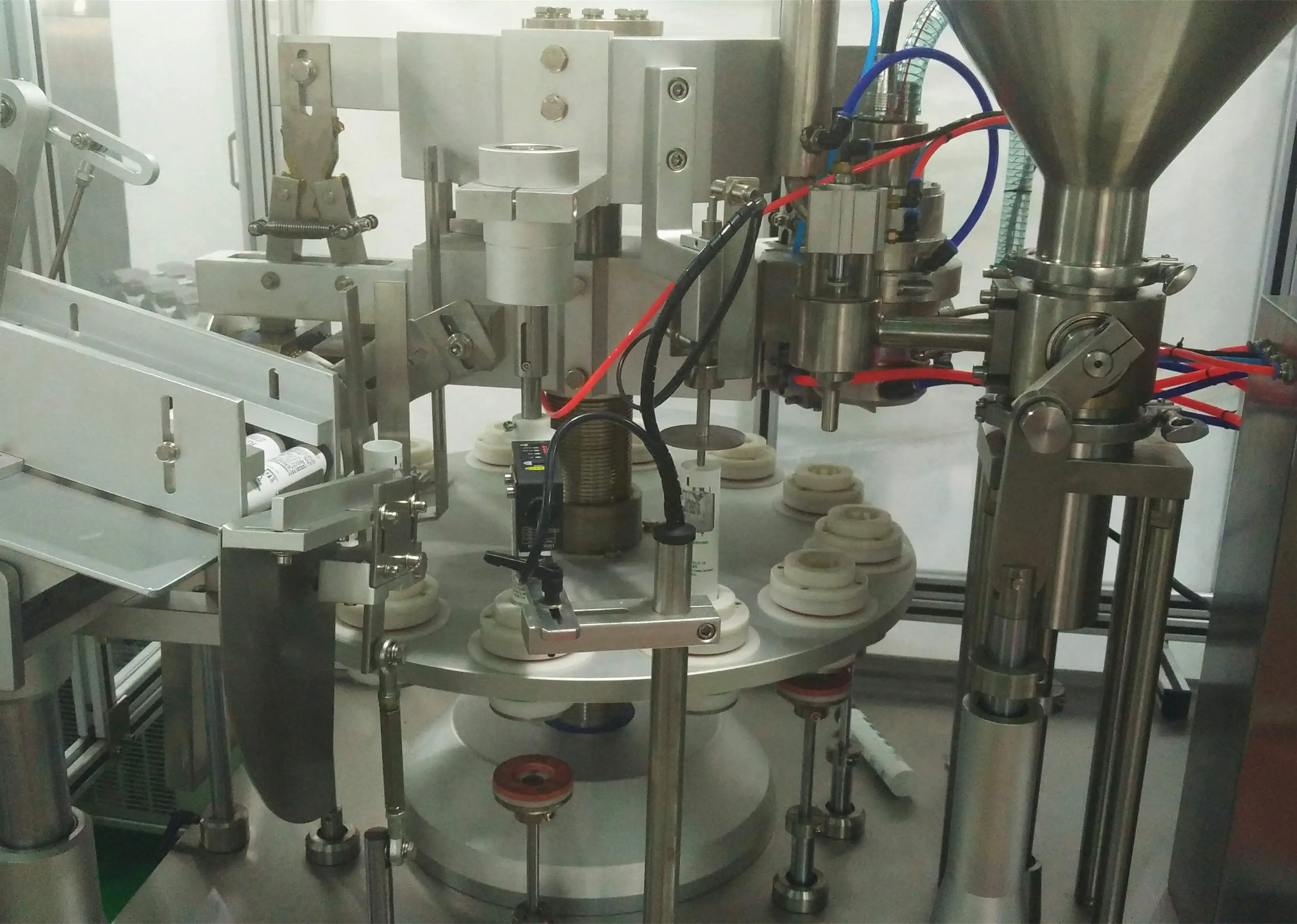 
 Автоматическая машина для наполнения и запечатывания пластиковых труб  