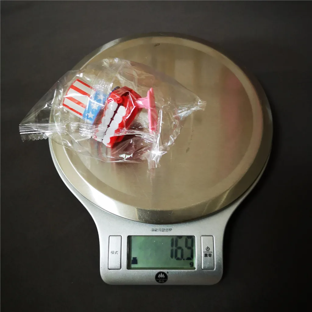 Прыжки Ветер вверх цепи красные губы зубы с шляпой