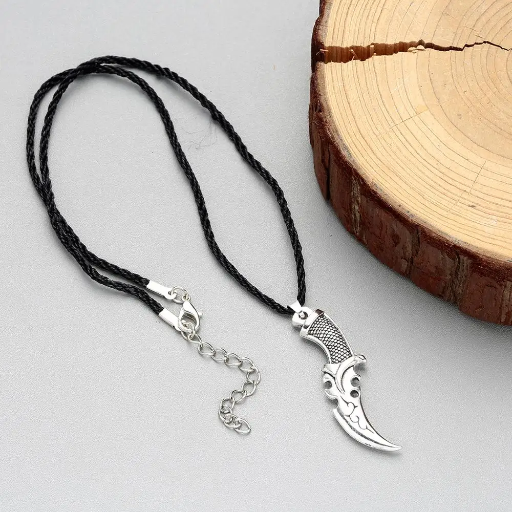 Punk Scimitar Wolf Tooth Machete Knife Necklace Vintage Power Character Cutlery Pendant Necklace Viking Men Jewelry Charm