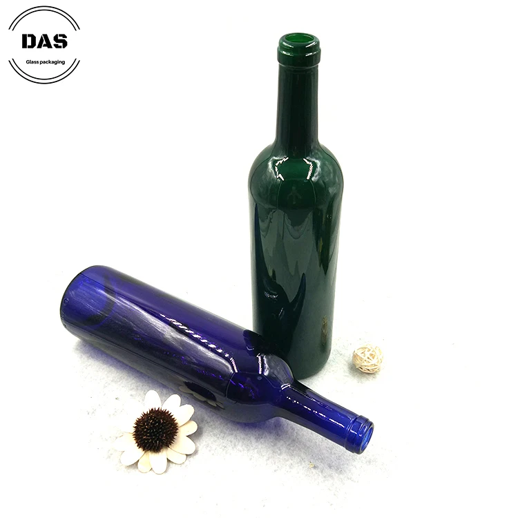 Glazen Fles. Lege, Doorzichtige Glazen Fles Geïsoleerd Op Witte Achtergrond Vierkante Oude Zonder Kurk 229606376