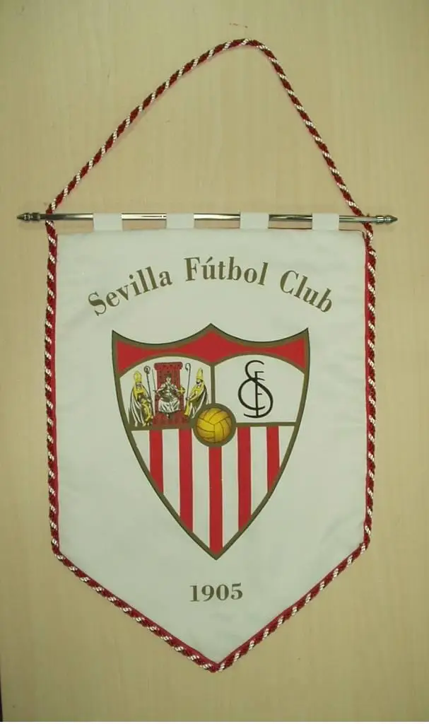 pennant with metal bar and rope 1