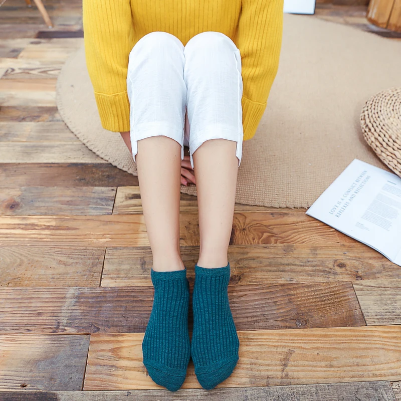Оптовая продажа дешевые носки с вертикальной полосой нескользящие из органического хлопка и бамбука дышащие прохладные впитывающие пот однотонные до