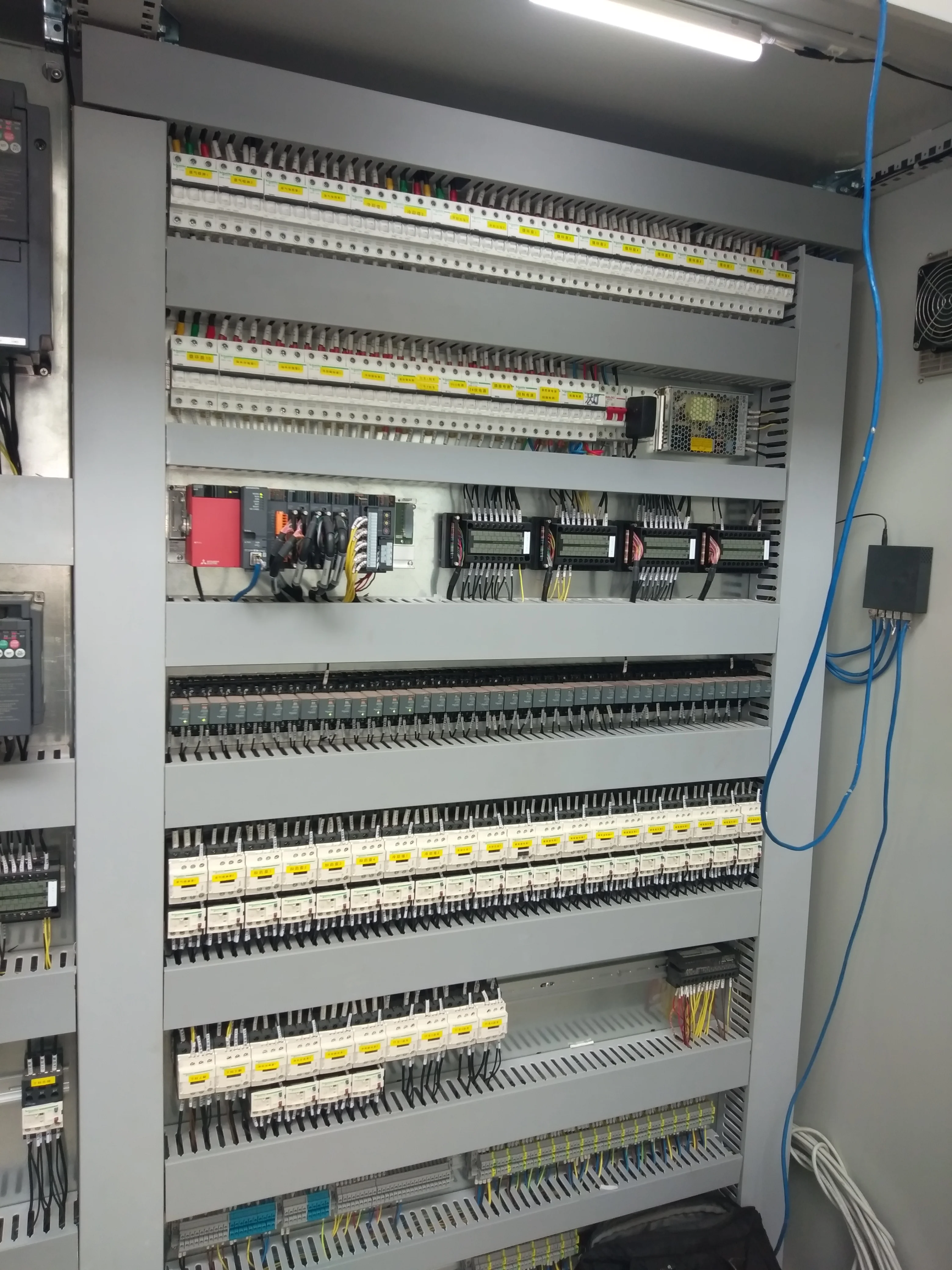 
 25 лет, автоматическая металлическая линия обработки поверхности с закрытой рамкой для защиты окружающей среды  