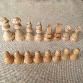 Um conjunto de 32 peças de xadrez de madeira maciça de 4 polegadas