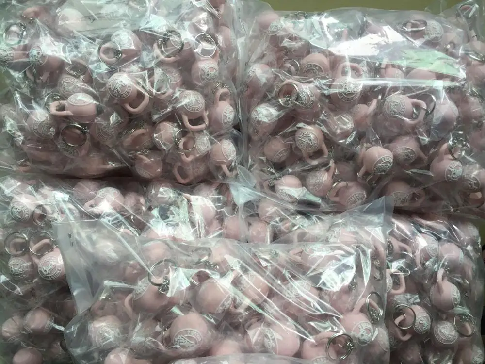 Брелок CrossFit для фитнеса розовый цвет pantone индивидуальный 3D брелок kettlebell из мягкого ПВХ резины силикона