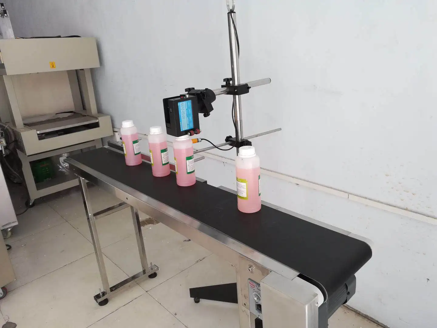 
Полностью Автоматическая производственная линия, ручной струйный кодовый принтер, кодер для даты, принтер с лазерным кронштейном и конвейерной лентой Полностью автоматическая линия производства ручной струйный принтер кода принтер кодер даты принтера с п