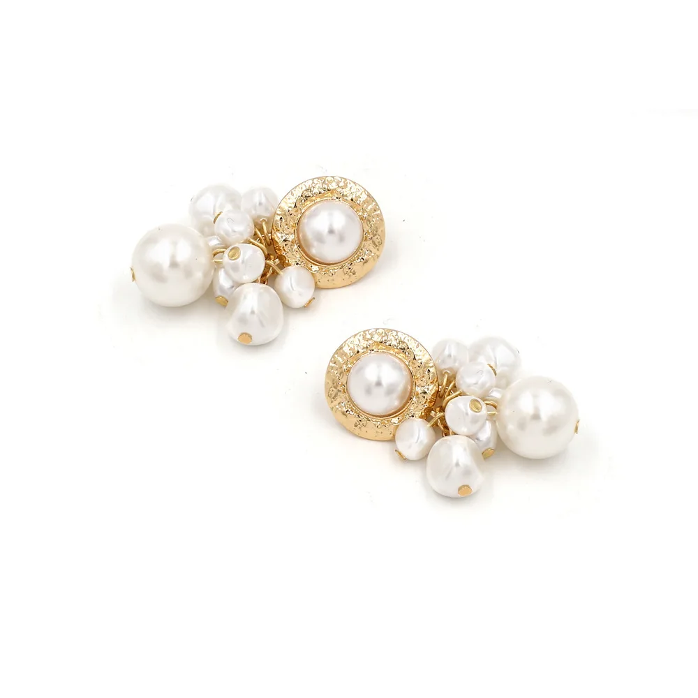 Latest Vintage Style Women's Pearl Chandelier Earrings Elegant Hottest Short Model Celebrities for Engagement Made Zinc Alloy