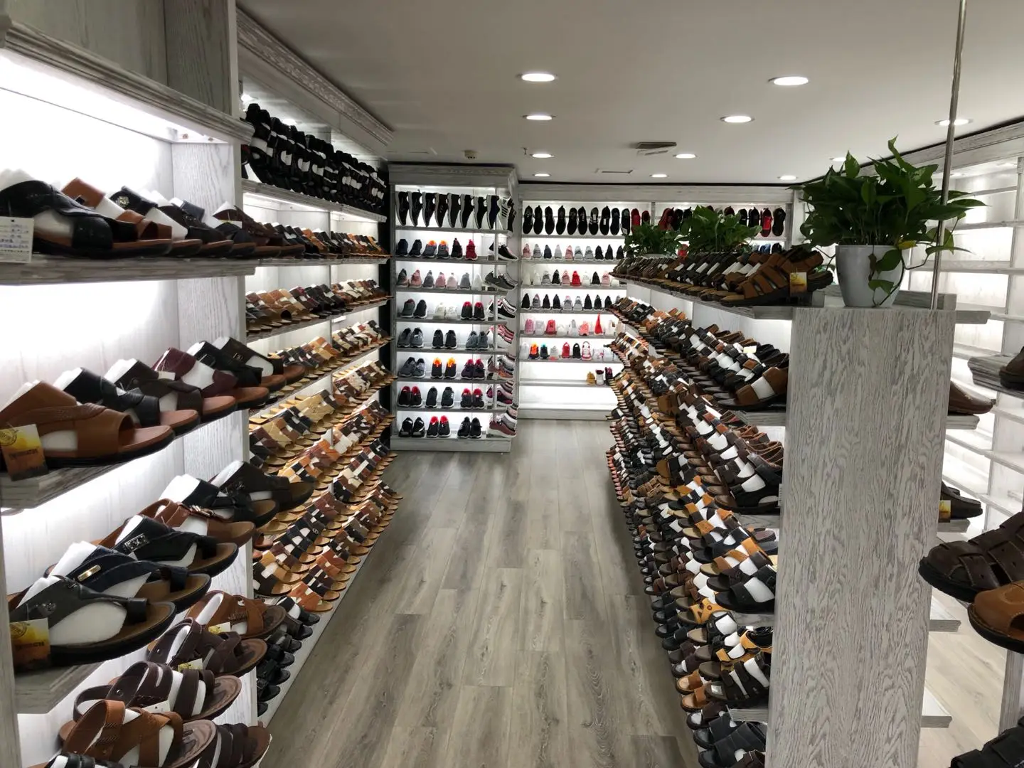 Yiwu Katu Footwear Co., Ltd. 1