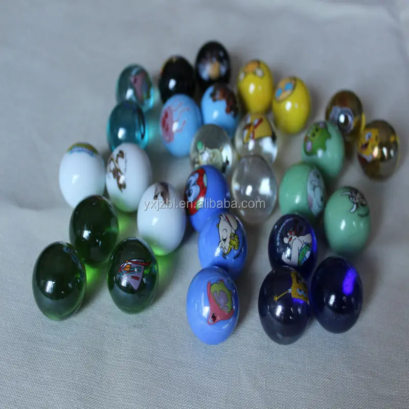 Играйте в четкие стеклянные мраморы с мультяшным