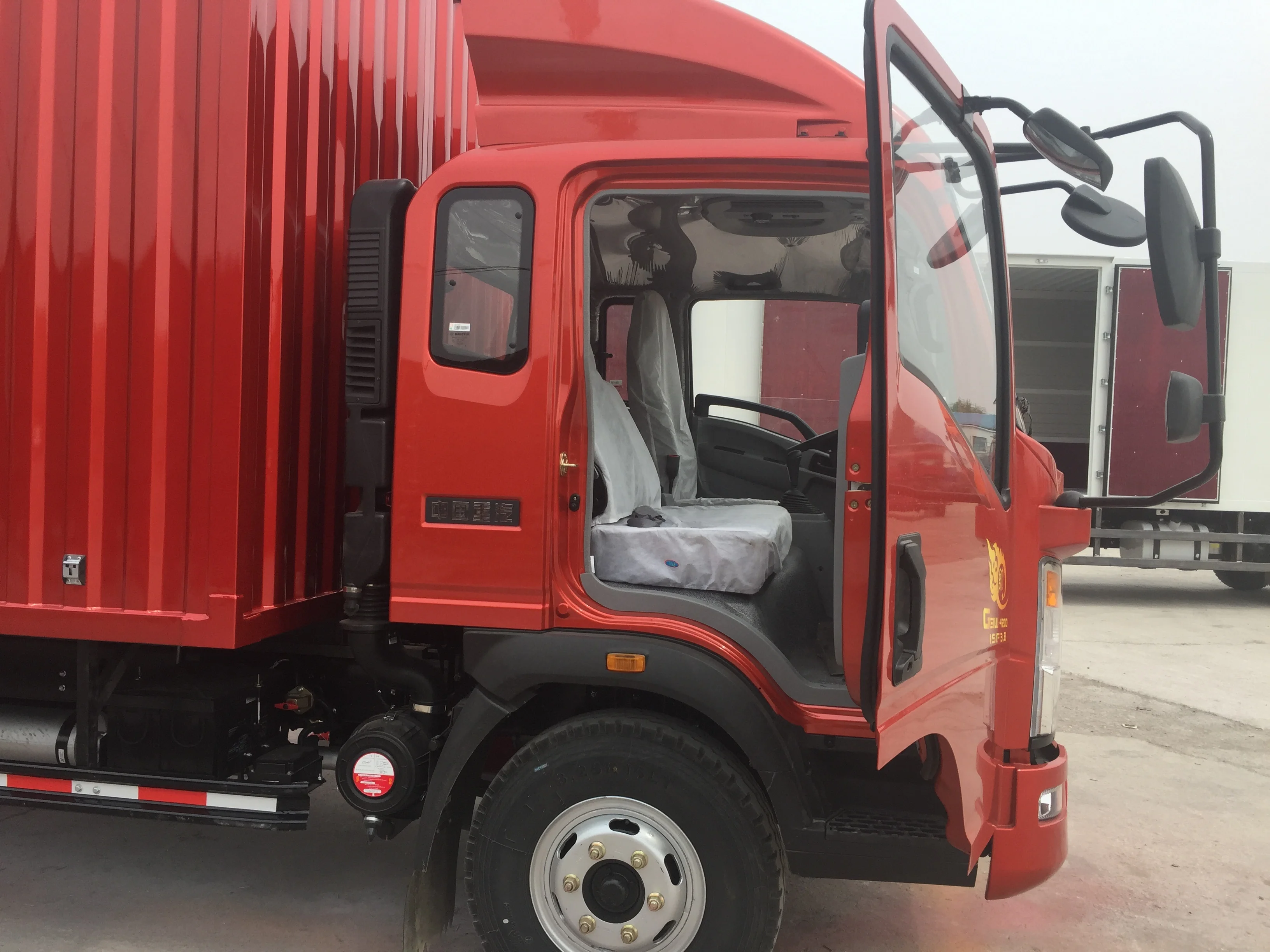 Factory Delivery Directly HOWO Small 4x2 6 Wheeled Closed Van Light Wing Container Truck Mini Box Truck for Sale