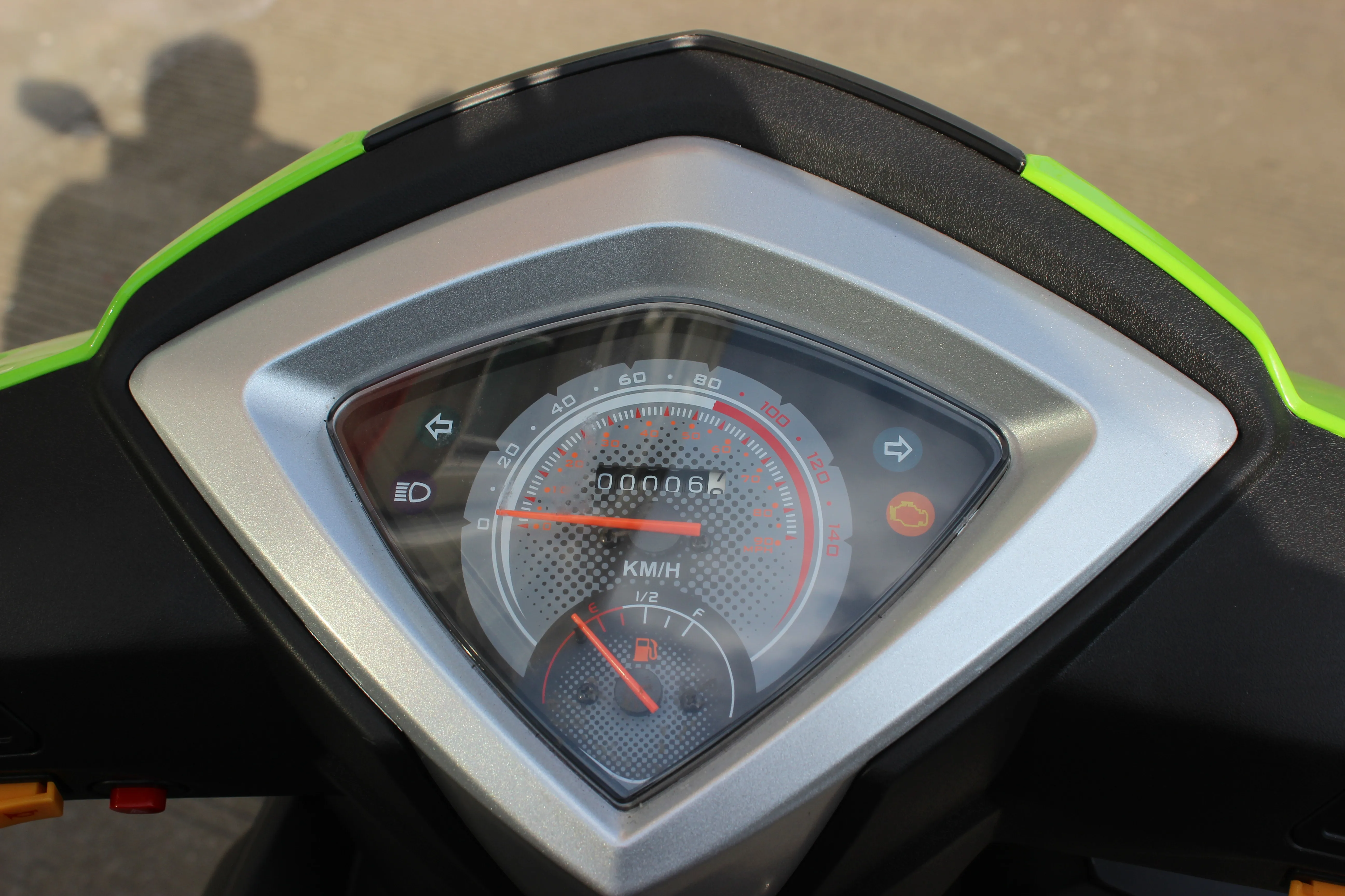 
Jiajue 150cc запатентованный дизайн, воздушное охлаждение GY 7 мощных бензиновых скутеров. 