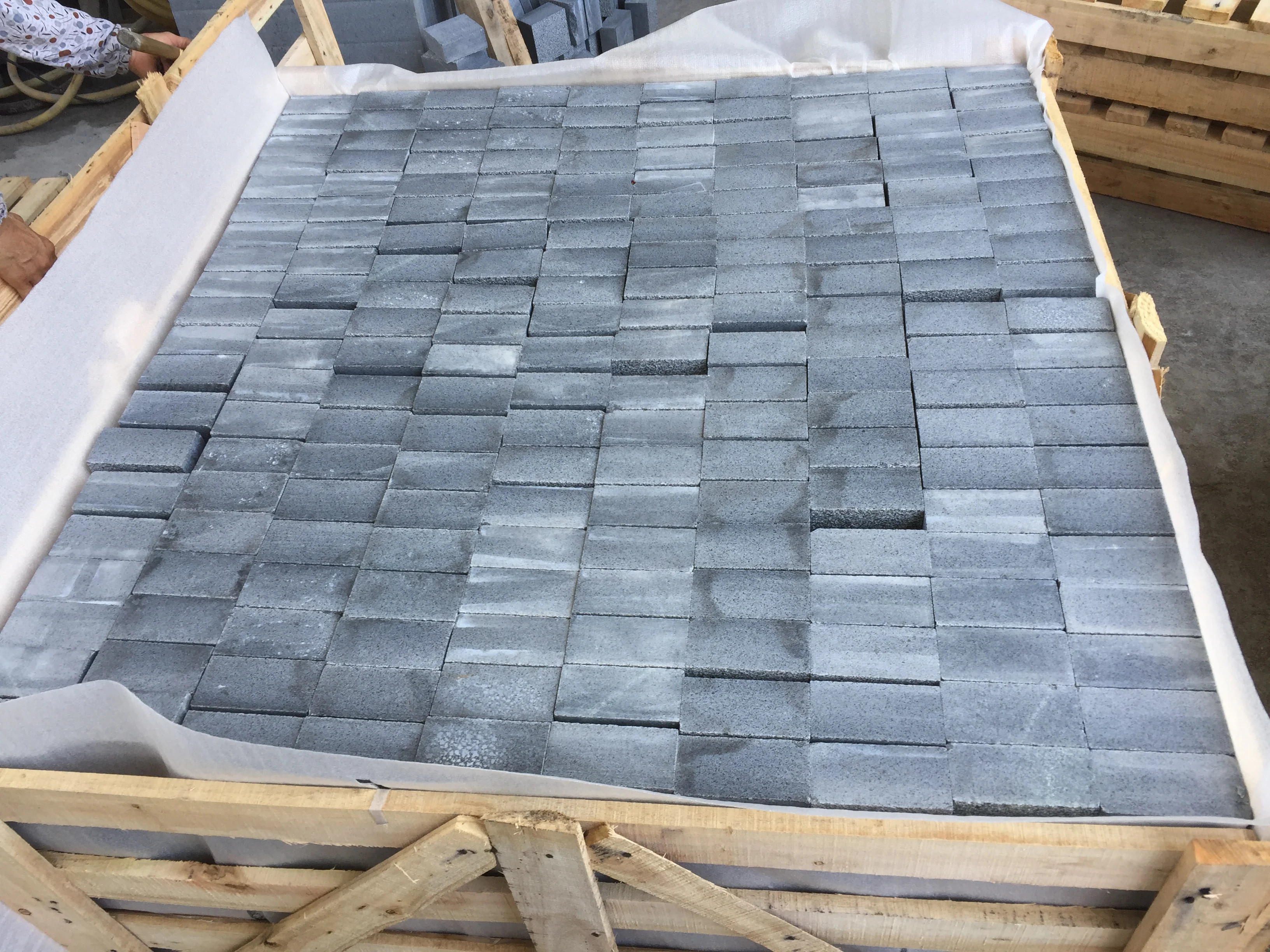 
Темно-серый гранитный камень, мощение, подъездная дорога 
