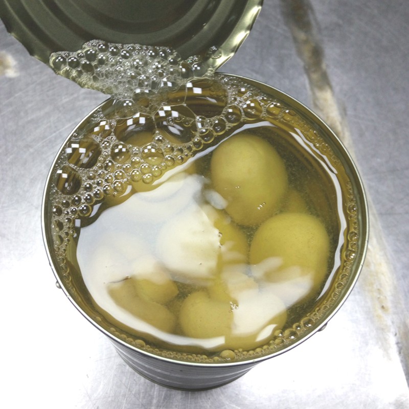 Свежий белый гриб в жестяной банке