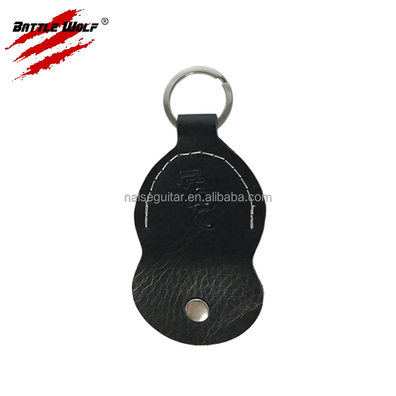 Может вместить 5 штук, легко носить с собой держатель для гитары, брелок