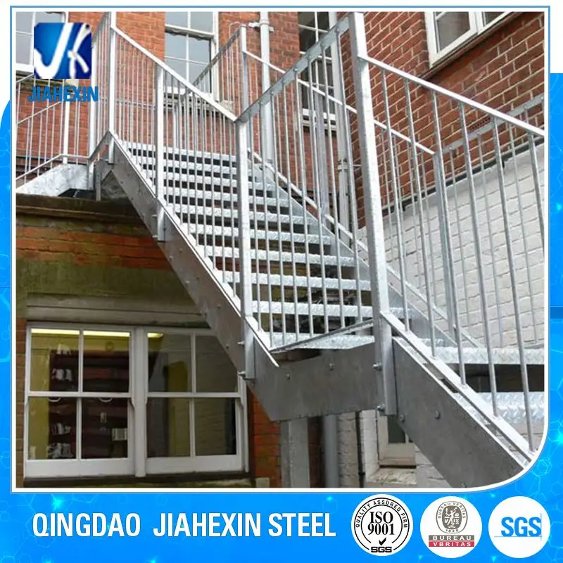 Наружная лестница с решетчатыми лестницами
