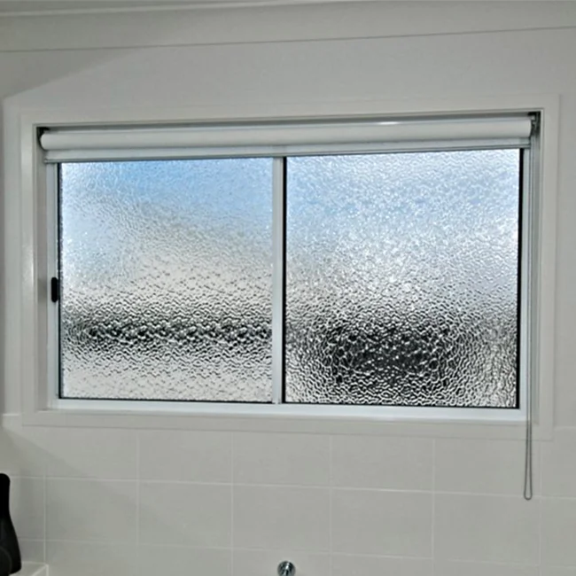Матовое окно купить. Непрозрачное окно для ванной. Непрозрачное стекло для окон. Стеклопакеты непрозрачные для ванной комнаты. Матовое окно в ванную.