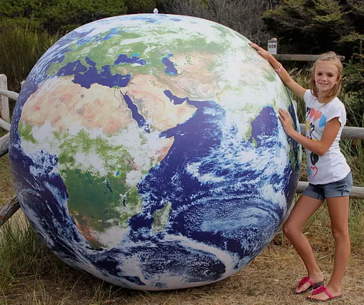 Земля больших людей. Гигантский Глобус шар. Надувной земной шар. Надувной мяч в виде земли. Земля в виде шара.