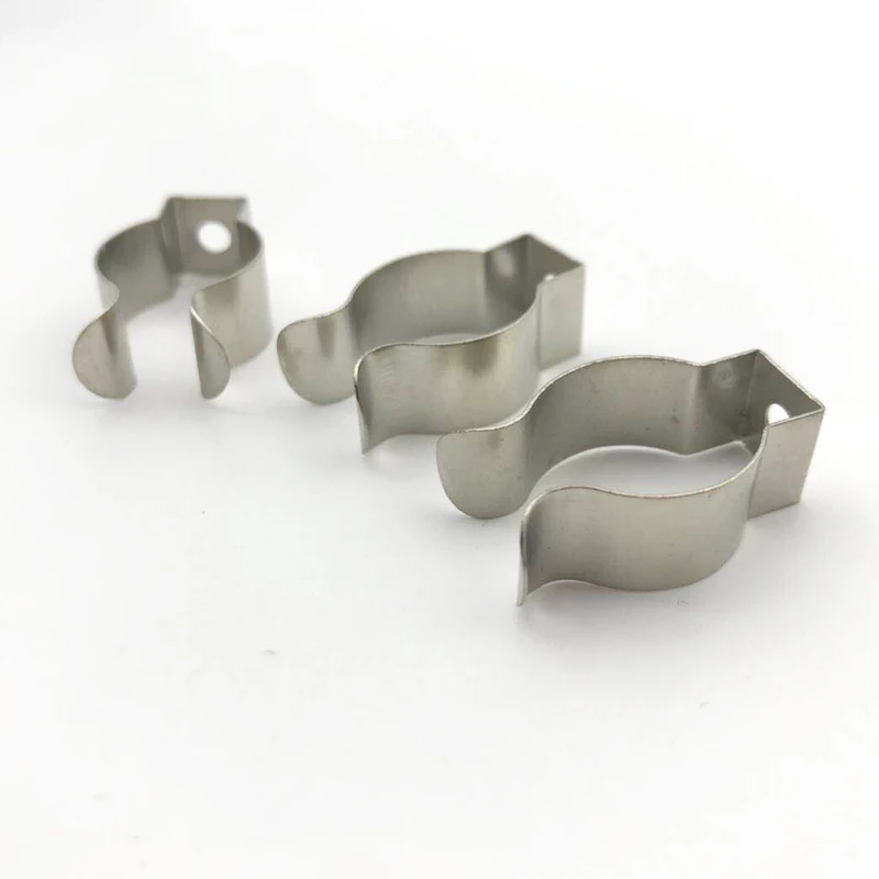 Sq0405-0001 /100. 20мм | 51020 | dkc. Клипса металлическая пружинная l322. Дюбель для клипсы для гофры 20 мм. Клипса металлический д150.