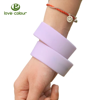 色々なラバーバンド カスタムUVカラーチェンジシリコンリストバンドラバーバンド