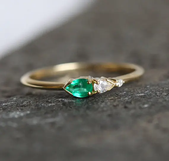 Обручальные кольца с зеленым камнем