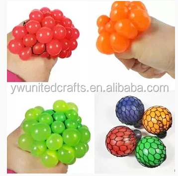 ビーズウォーターウォーキングボールラバースクイーズグレープボールおもちゃメッシュスクイーズボール Buy スクイズブドウボールおもちゃ ビーズ水ウォーキングボール メッシュフワフワボール Product On Alibaba Com
