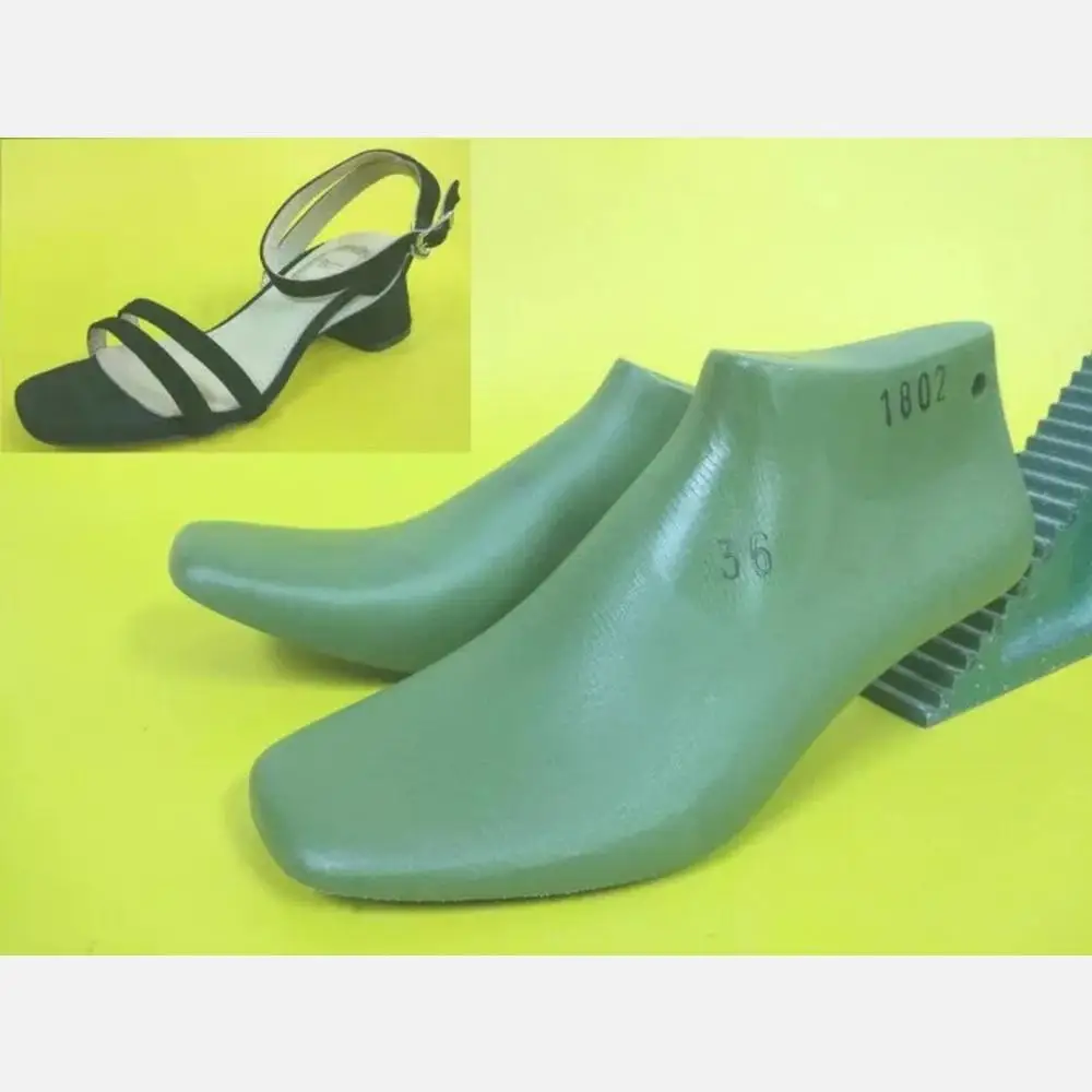 Amazon.com: Shoe Land - Sandalias de goma de tacón bajo para mujer, con  separador de dedo y diamantes de imitación, ideales para la playa y la  lluvia : Ropa, Zapatos y Joyería
