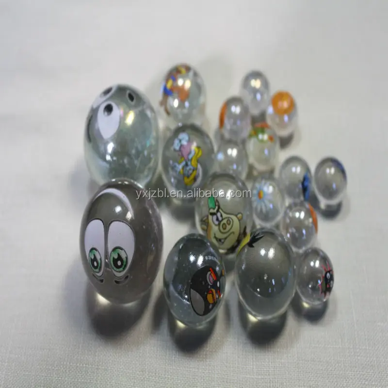 Играйте в четкие стеклянные мраморы с мультяшным