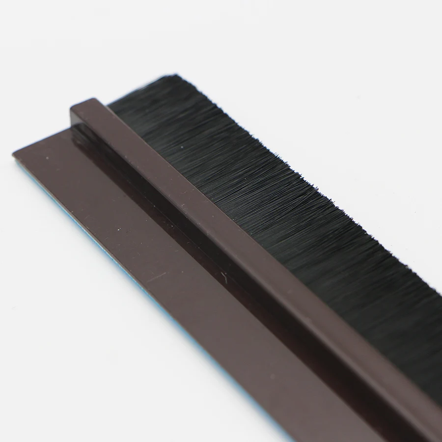 Планка уплотнительная щетка для двери. Щетки для ворот. Уплотнительная щетка для дверей. Dfgup2 уплотнитель нижний щеточный для распашных п/п ворот. Полосовые щетки stribo pro, f-профиль.