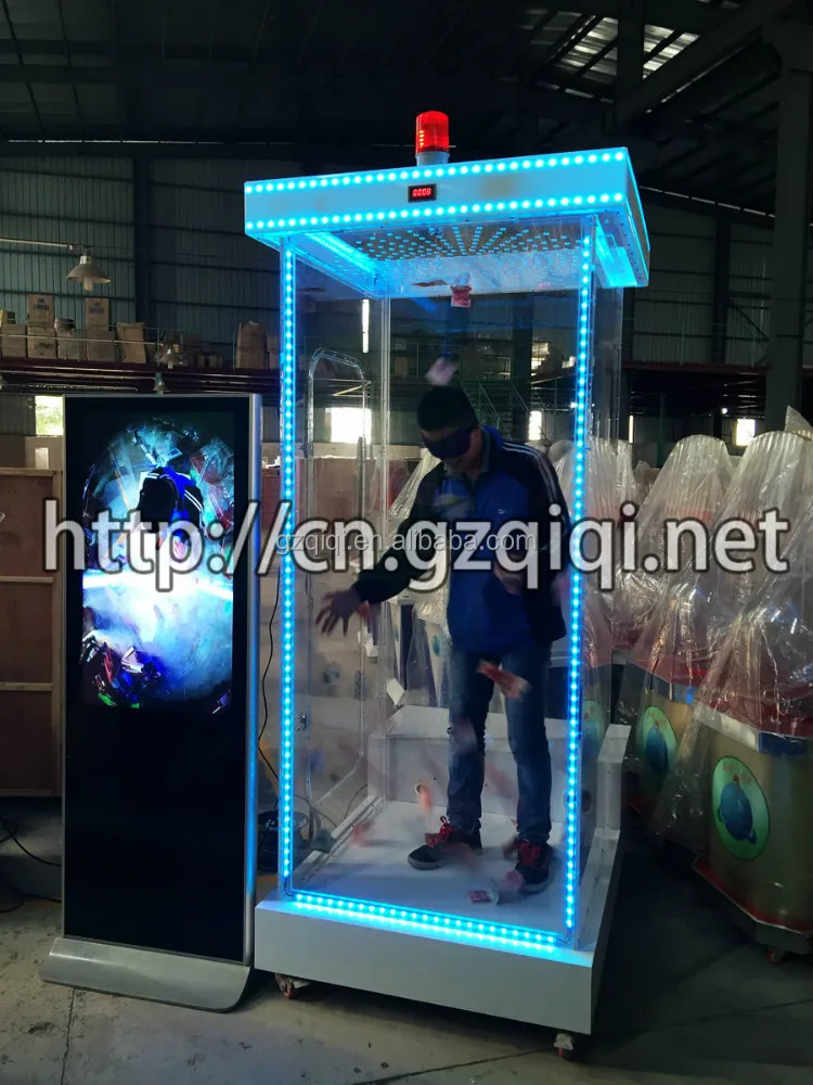 Денежная машина для человеческого Стоя внутри и захвата денег