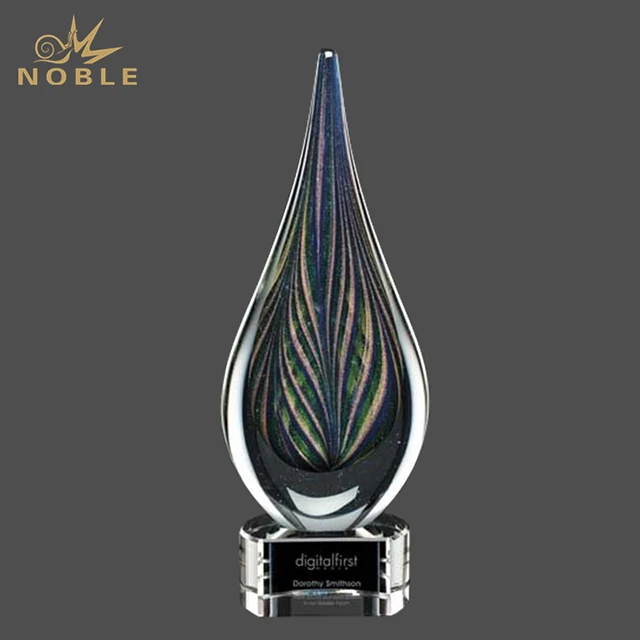 
 Выдувной вручную стеклянный трофей в виде капли на черной основе  