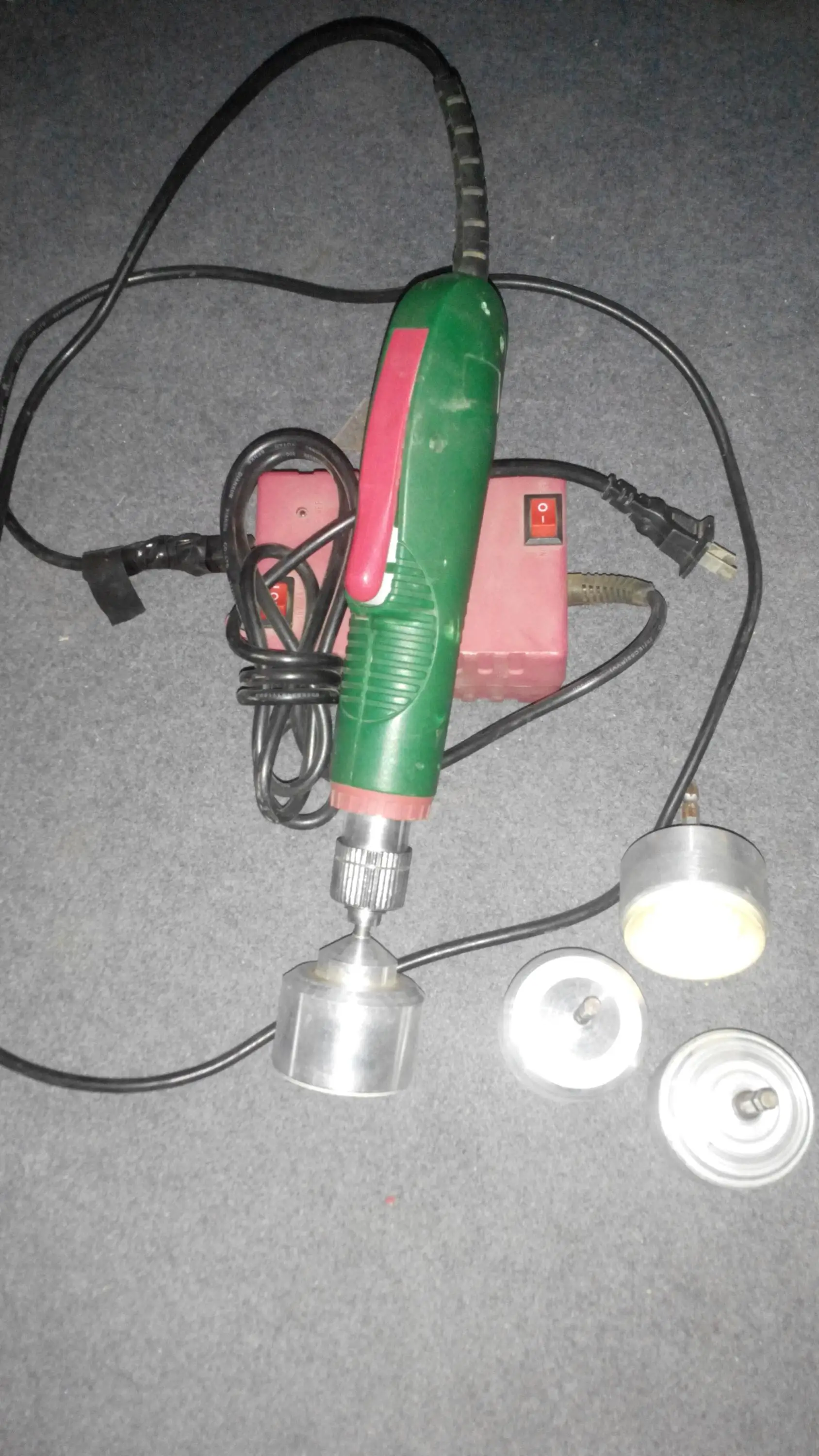 Удобная машина для закупорки бутылок для пластиковых крышек с винтовым креплением